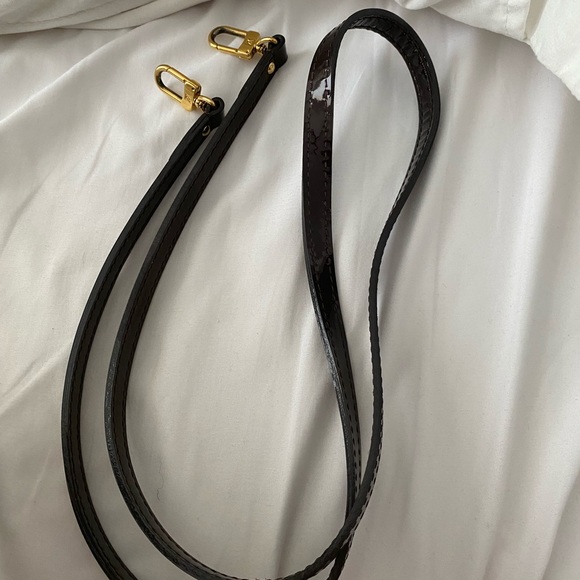 Louis Vuitton Alma BB in Vernis Leather Amarante - Picture 9 of 9